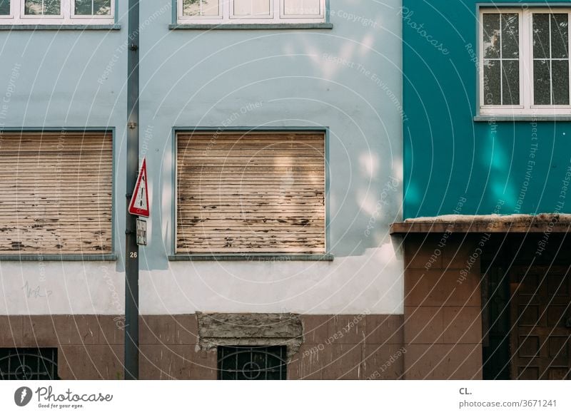 das haus gegenüber Haus Fenster Rollo alt Altbau Wand Fassade Stadt Verkehrsschild Tür Architektur trist Farbfoto Außenaufnahme Menschenleer