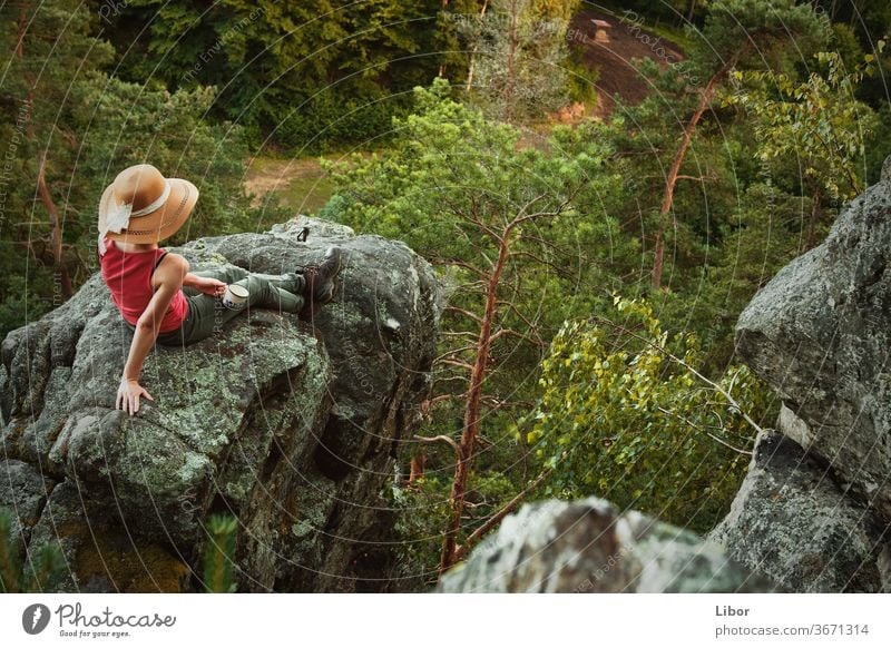 Auf dem Felsen Ansicht Stein Landschaft Berge u. Gebirge Frau im Freien Abenteuer wandern reisen Reisender Person Freizeit Lifestyle