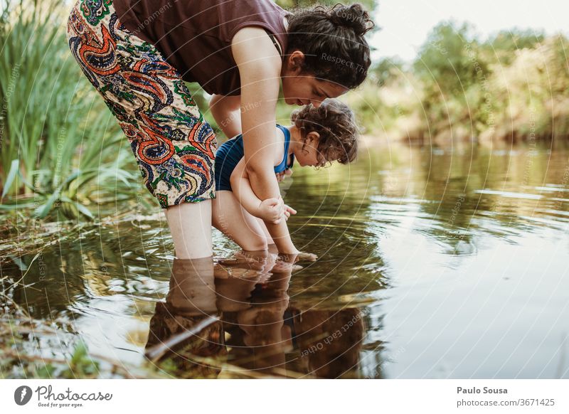 Mutter und Tochter spielen im Fluss Sommer Sommerurlaub Zusammensein Zusammengehörigkeitsgefühl Mutterschaft Familie & Verwandtschaft Fröhlichkeit niedlich