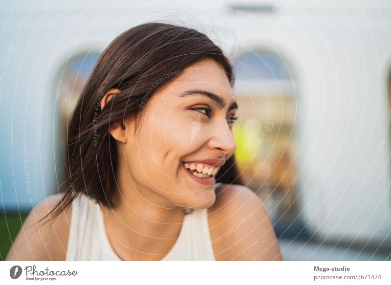 Nahaufnahme einer jungen Lateinamerikanerin, die lächelt. Menschen Frau Mädchen Erwachsener urban lässig Mode Person Großstadt niedlich Stil Schönheit modern