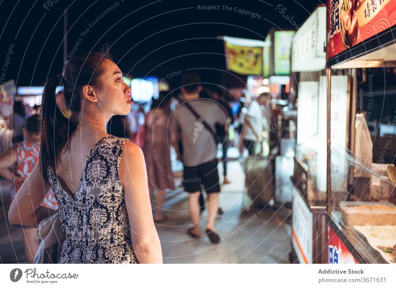 Asiatische Frau im Zhubei Nachtmarkt Markt Abfertigungsschalter Abend Sommer Verkaufswagen Lebensmittel Straßenessen Menge zhubei Taiwan asiatisch ethnisch
