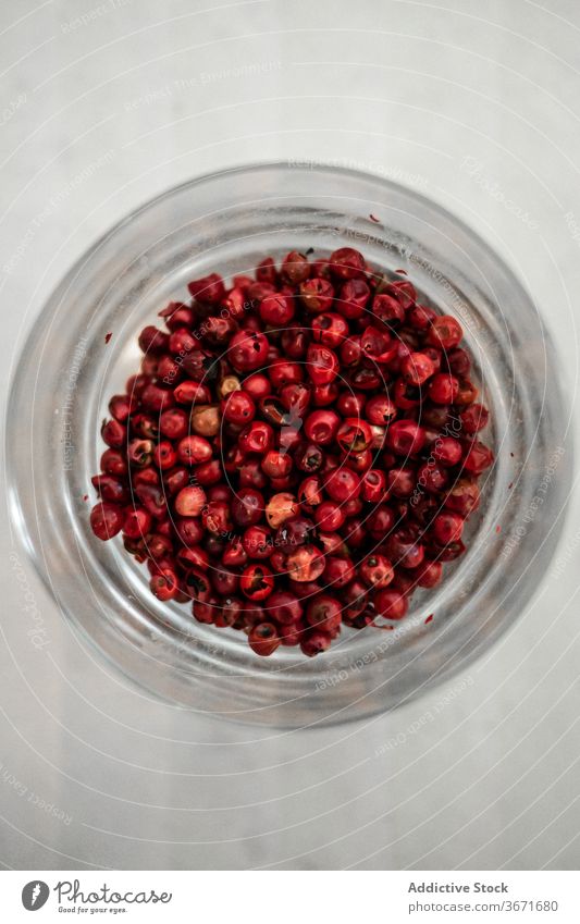 Rote Pfefferkörner im Glasgefäß Gewürz Container Tisch Küche rot getrocknet Haufen natürlich organisch Zusammensetzung Bestandteil Lebensmittel Tradition frisch