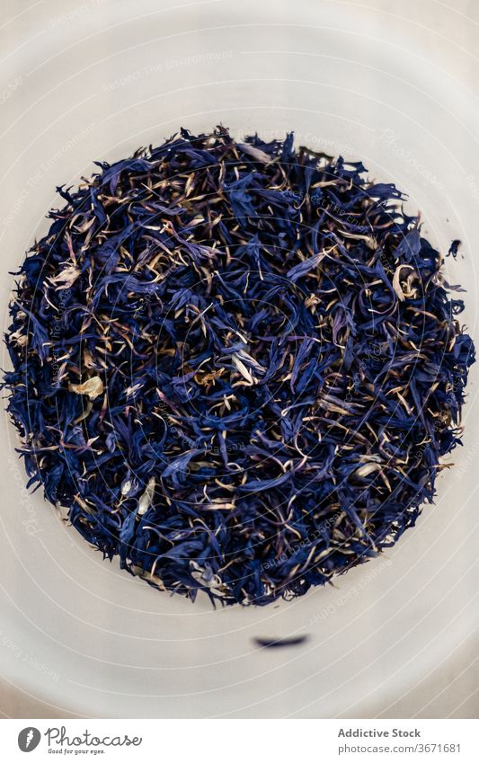 Becher mit Kornblumenblättern ernten Blütenblatt Tasse Keramik getrocknet blau Kraut Bestandteil Aroma Haufen Flora Blume natürlich Saison Pflanze Tee filigran