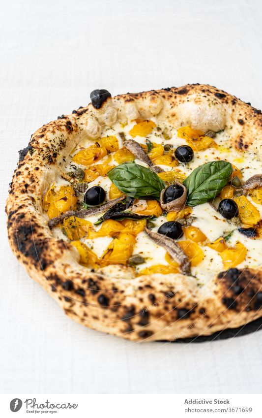 Leckere Käsepizza mit gelben Tomaten und Oliven Pizza oliv Basilikum Kruste lecker Italienisch Lebensmittel traditionell Feinschmecker Speise geschmackvoll