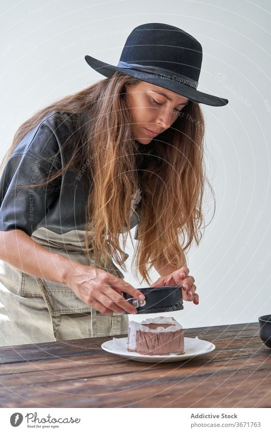 Junge Frau macht Schokolade Käsekuchen Kuchen Konditorei machen vorbereiten Formular entfernen gebacken Dessert kalt Küche Stil Koch Lebensmittel süß