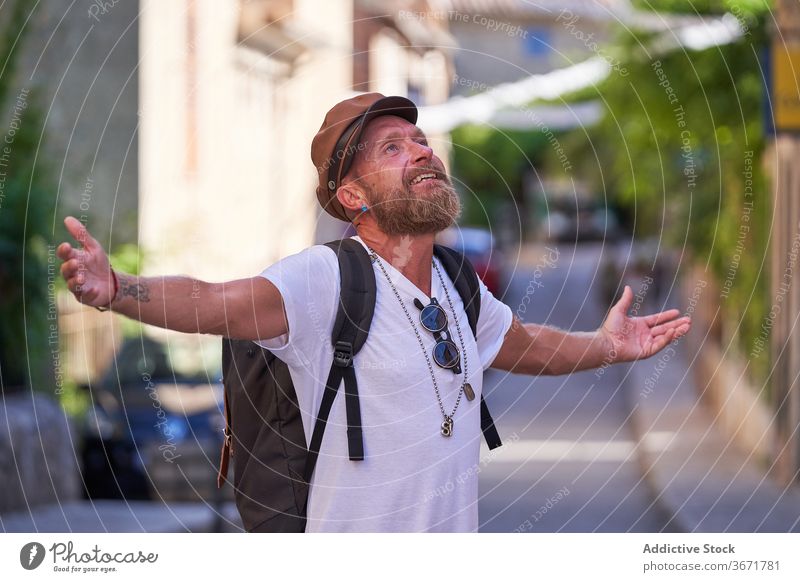 Glücklicher Hipster-Tourist, der den Sommerurlaub in der Stadt genießt Reisender Mann Straße Freiheit genießen Urlaub besuchen Sightseeing trendy Stil männlich