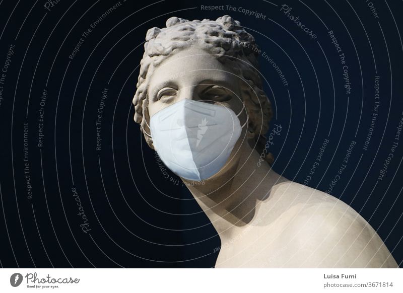 Kopie einer klassischen hellenistischen Venus-Statue aus Marmor mit COVID-Schutzmaske Coronavirus Mundschutz Klassik Murmel Prävention Hygiene Korona Infektion