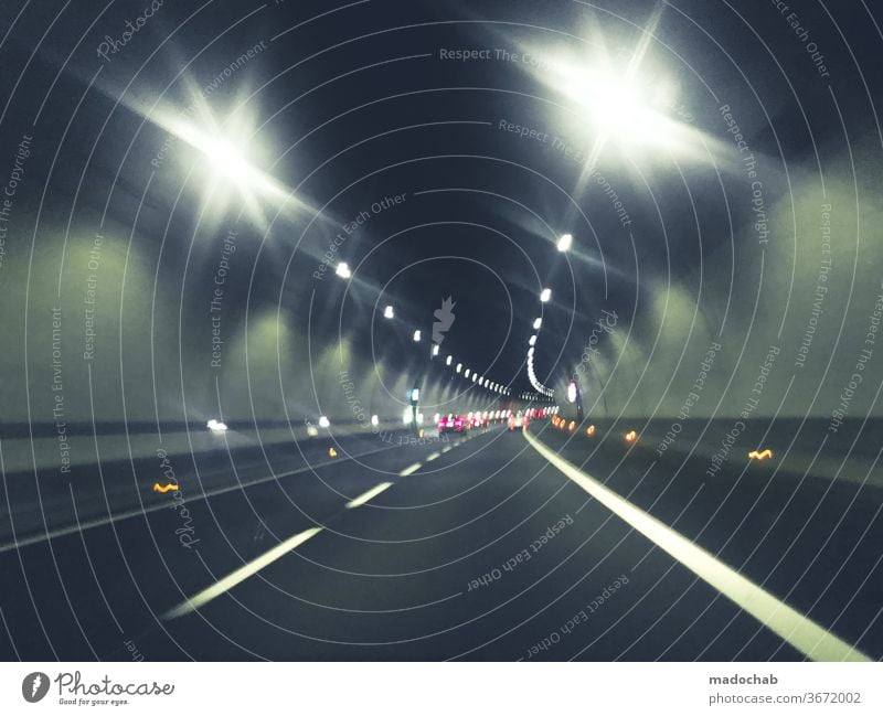 Blinding Lights Tunnel fahren Pkw Straße Verkehrt Maut PKW Autobahn Geschwindigkeit Licht Straßenverkehr Verkehrswege Güterverkehr & Logistik Bewegung Farbfoto