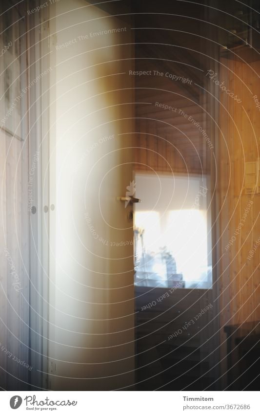 Eine leichte morgentliche Sehschwäche Tür Türgriff Holzdecke Wand Ferienhaus Fenster Licht Mehrfachbelichtung Menschenleer
