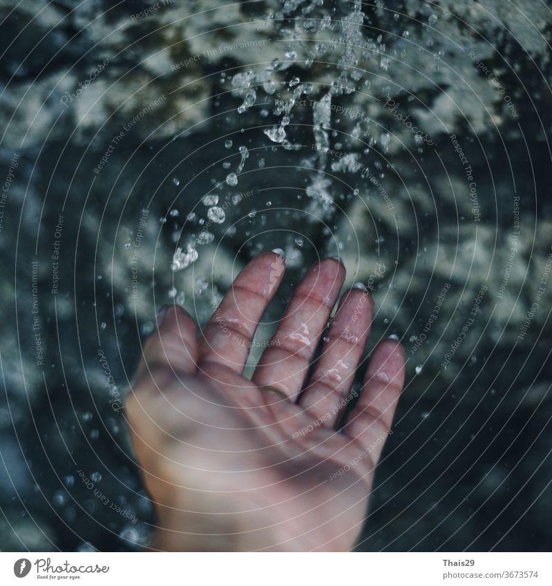 Frau, die ihre Hand unter das Wasser hält, Hände waschen, sauberes kaltes fallendes Wasser, Wassertropfen Ökologie Wasserfall trinken fließend schließen