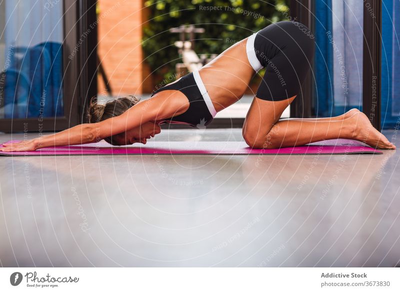 Fit Frau Stretching zurück auf Yoga-Matte zu Hause Dehnung Rücken üben Vitalität Barfuß Gesundheitswesen Wohlbefinden Unterlage Stressabbau Sprit Energie