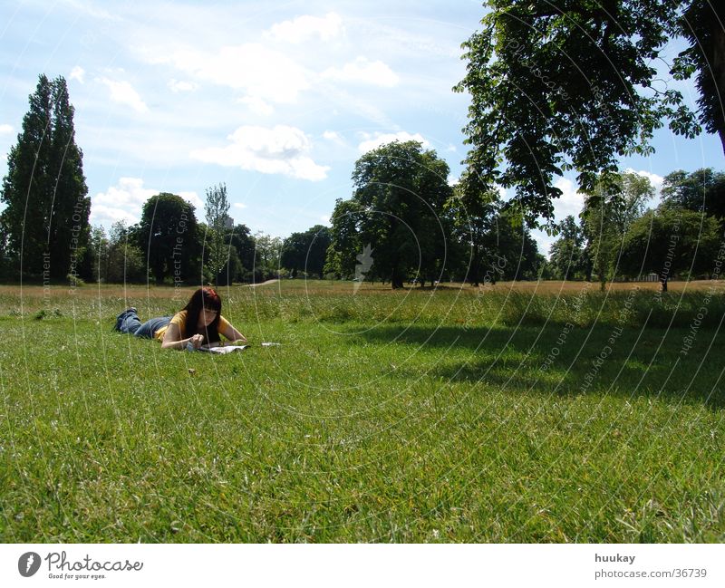 Mädchen im Hyde Park Hydepark grün Frau Rasenfläche Idylle Himmel
