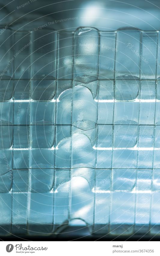 Abstrakter Plastikmüll schichtweise blau durchscheinend Strukturen & Formen unkenntlich abstrakt durchsichtig Muster Experiment Innenaufnahme Design anders