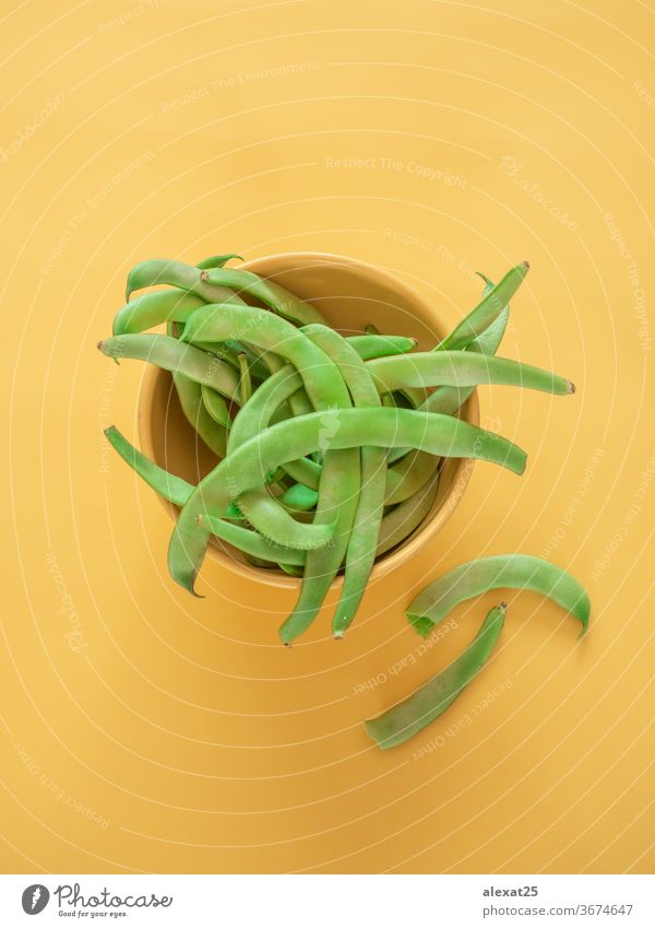 Grüne Bohnen in einer Schale auf gelbem Hintergrund mit Kopierfeld Ackerbau Textfreiraum Küche Diät Lebensmittel frisch Frische grün grüne Bohne Menschengruppe