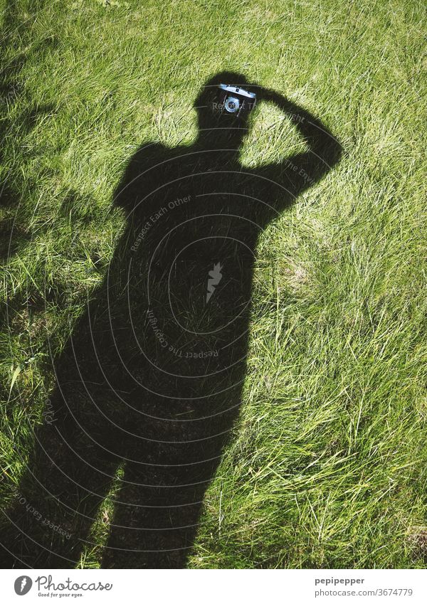 Schattenbild Selbstportrait Schattenspiel Schattenseite Schattendasein Silhouette Mensch Außenaufnahme Kontrast Mann Fotografieren Wiese Rasen kamera Farbfoto