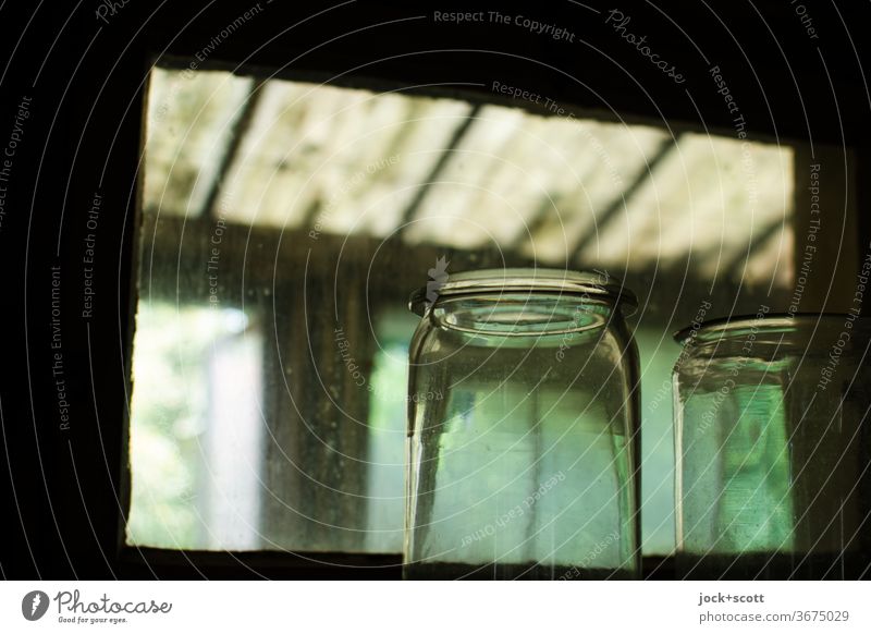 Glas lebt durch Licht Dekoration & Verzierung durchsichtig Lichterscheinung ausschnitt Häusliches Leben grün Unschärfe Detailaufnahme Fenster lost places