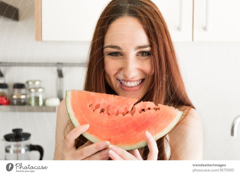 Frau isst Wassermelone Küche Gesundheit Lebensmittel jung Frucht schön frisch heimwärts Lifestyle Glück Diät Mädchen Kaukasier Ernährung hübsch Essen Vegetarier