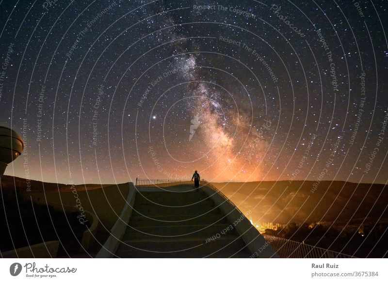 Person auf der Freitreppe mit Blick auf die Milchstraße Stern Natur europa Taubenschlag Schönheit Sommer Himmel (Jenseits) Foto Landschaft nachtaktiv Raum spoor