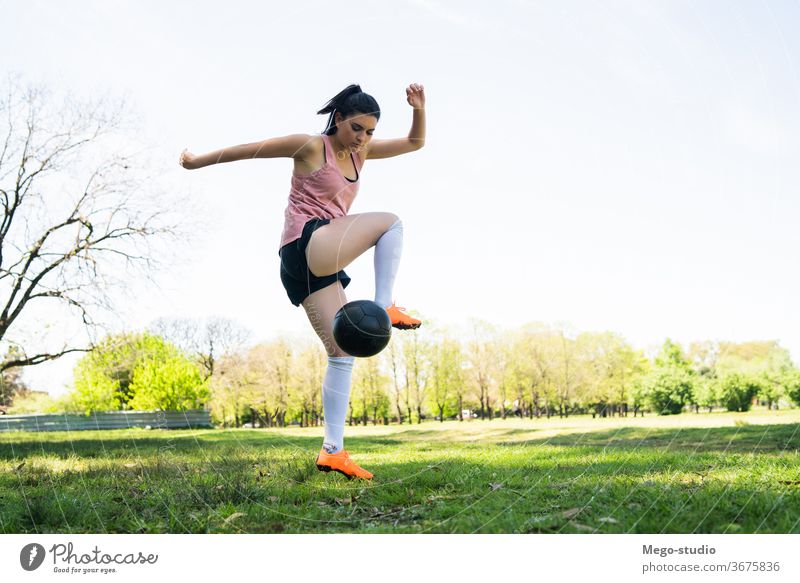 Junge Fußballspielerin übt auf dem Spielfeld. jung Frau praktizieren fokussiert trainiert. Athletik Trick Sommer sportlich Sport Aktivität entspannend Spieler