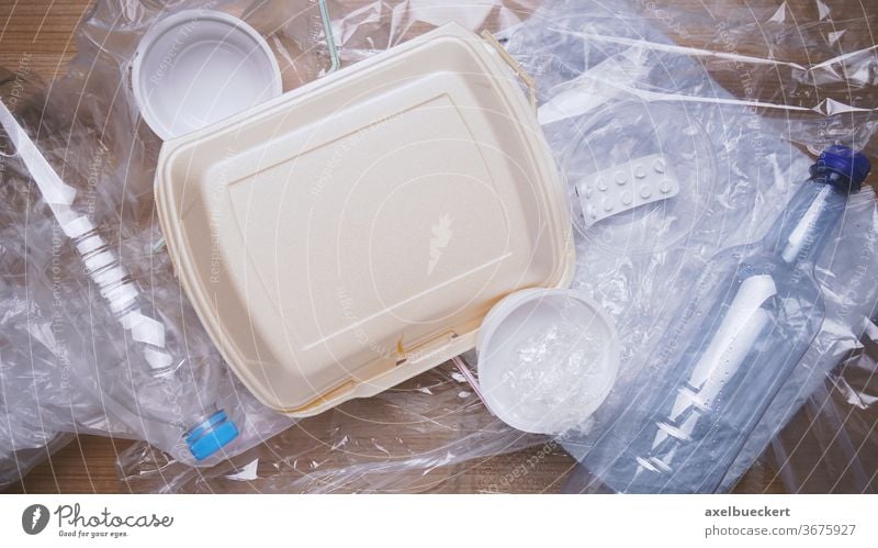 Plastikmüll im Haushalt Verpackungsmaterial Abfall Müll Plastiktüte plastikflasche joghurtbecher Plastikbecher Plastikfolie Kunststoff Haufen Flasche Recycling