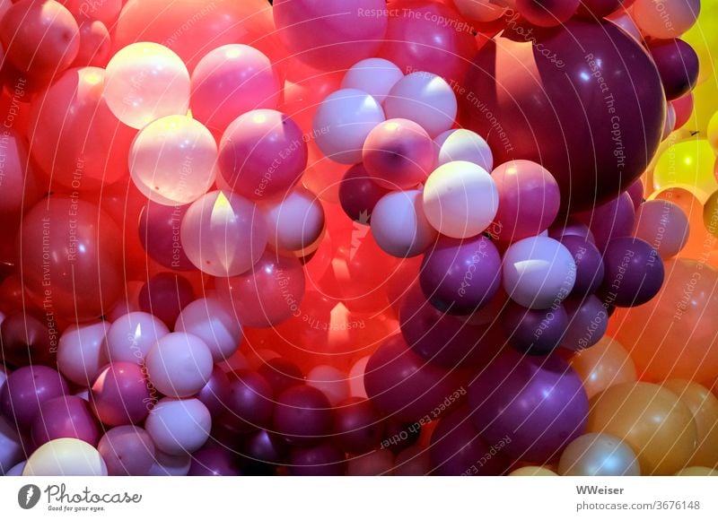 Eine große Traube Luftballons in Beerentönen Ballons viele bunt Farben farbig zusammen Party Feier Dekoration Dekoration & Verzierung Feste & Feiern mehrfarbig