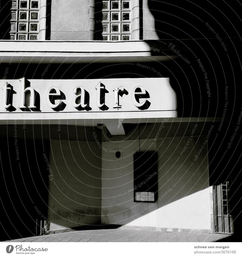 Beau grau mit Kultur Theater Frankreich Gebäude Architektur Historie Sonne Schatten Schwarz Weiß Kontrast Fenster Eingang geschlossen Vorstellung Lampenfieber