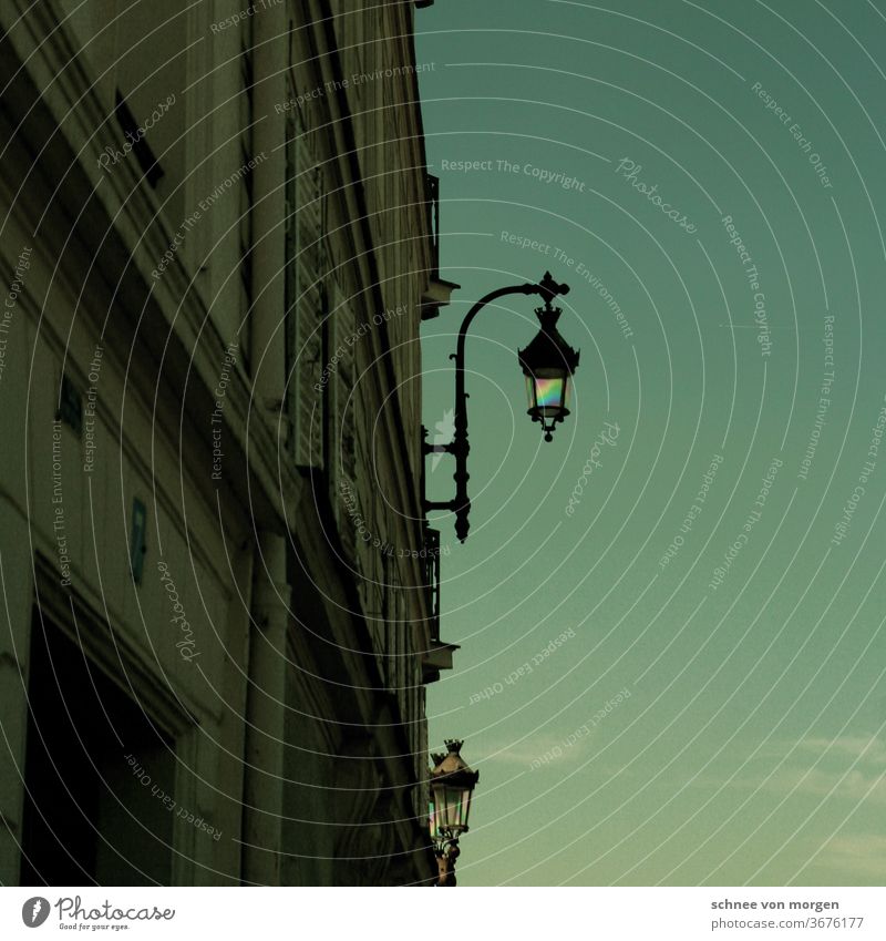Pariser lampe zur grünen Stunde himmel architektur wolken licht beton antik urlaub laterne Straßenverkehr fluchten blick horizont fenster