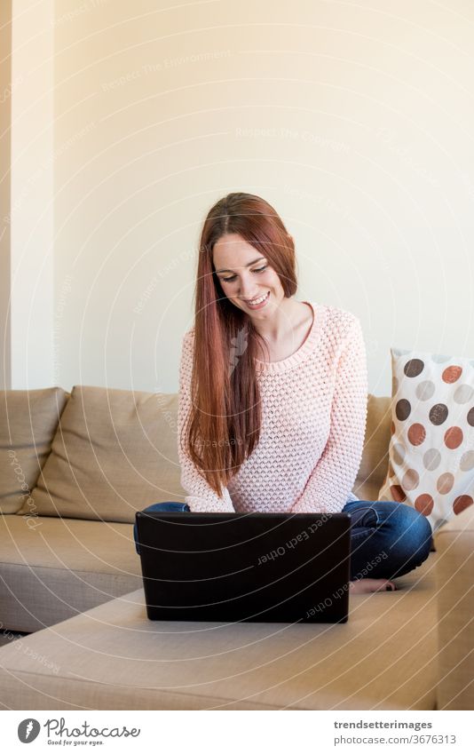 Frau auf Couch mit Laptop Liege heimwärts Sofa jung benutzend Glück Technik & Technologie Raum Sitzen schön digital lässig im Innenbereich Person modern