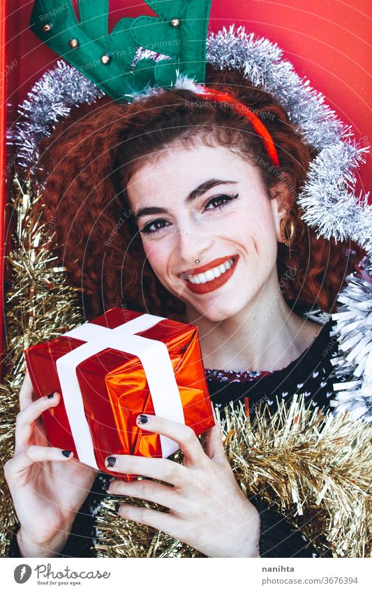 Schöne rothaarige junge Frau mit Weihnachtssachen Rotschopf Weihnachten Feiertage Geschenk Menschen wirklich hübsch Jugend Glück Fröhlichkeit Frohe Weihnachten