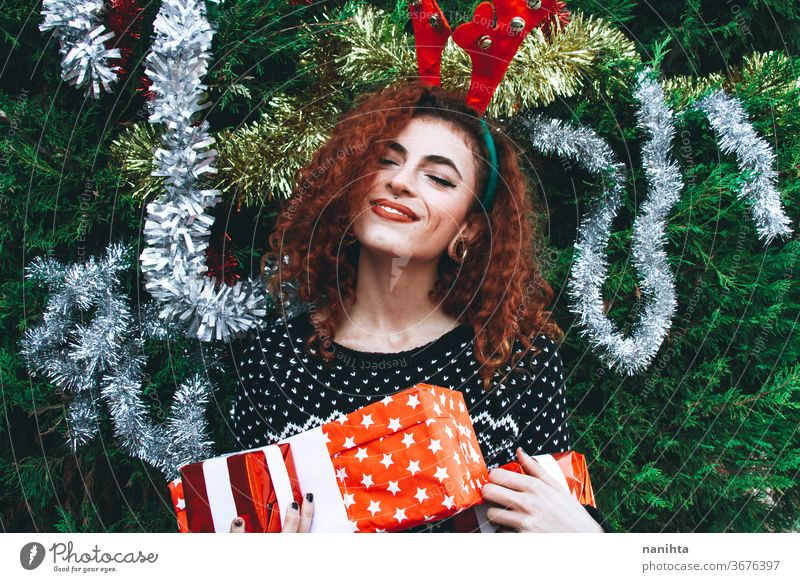 Junge glückliche rothaarige Frau an einem Weihnachtsbaum an Feiertagen Rotschopf Weihnachten Baum Geschenk Menschen wirklich hübsch jung Jugend Glück