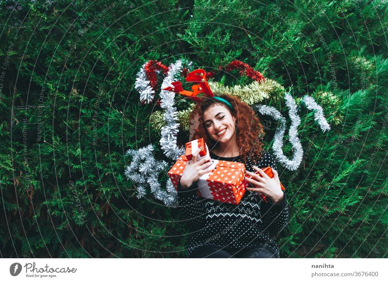 Junge glückliche rothaarige Frau an einem Weihnachtsbaum an Feiertagen Rotschopf Weihnachten Baum Geschenk Menschen wirklich hübsch jung Jugend Glück