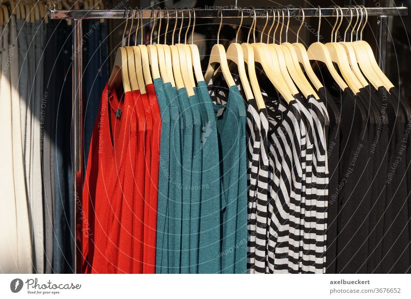 Damenbekleidung Pullover-Mode Kleidung Bekleidung kaufen Ablage Sale Werkstatt Laden Frauen anhaben womenswear Trägerkleid Kleidungsstück Kleiderbügel Stil