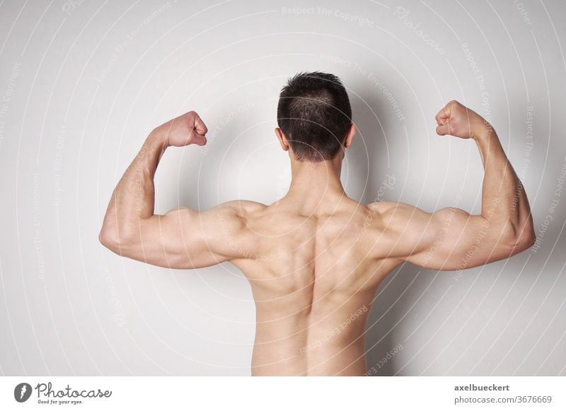 Mann, der Bizeps und Rückenmuskeln anspannt Bodybuilder Muskeln Stärke Kraft stark Arme Bodybuilding männlich Körper muskulös passen Fitness sportlich Athlet