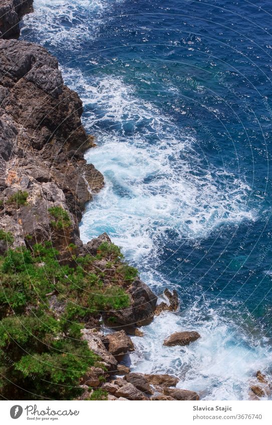 Luftaufnahme einer Felsenküste Wasser Natur reisen MEER Stein Landschaft Meer Farbe oben Antenne Hintergrund blau Küste Küstenstreifen Küstenlinie Europa