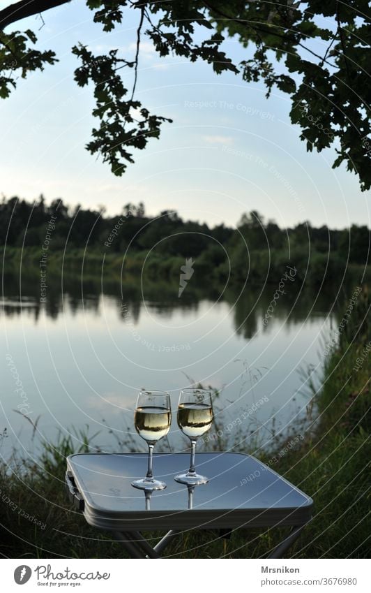 Abendstimmung am Wasser wein glas zusammen zwei beide romantik weißwein tisch camping natur erlebnis ruhe frieden friedlich liebe baum see naturschutzgebiet