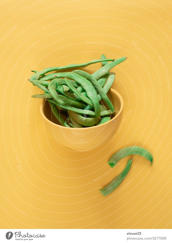 Grüne Bohnen in einer Schale auf gelbem Hintergrund mit Kopierfeld Ackerbau Textfreiraum Küche Diät Lebensmittel frisch Frische grün grüne Bohne Menschengruppe