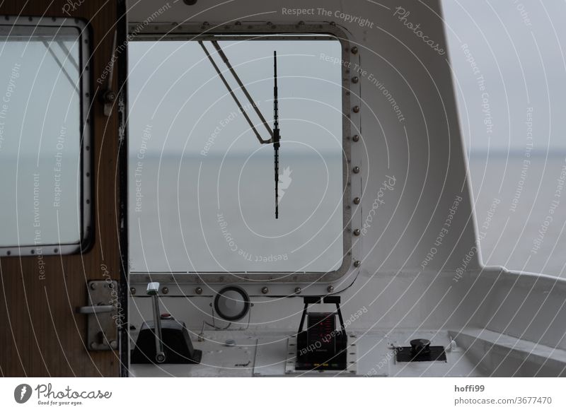 Blick durch die Frontscheibe einer Fähre auf der Nordsee Schifffahrt schlechte Sicht schlechte Sichtverhältnisse führerstand Kapitän Nebel Herbst Winter Brücke