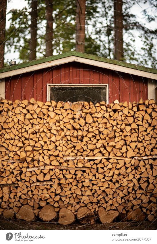 Ziemlich viel Holz vor der Hütte Schwedenhaus Holzhütte Finnland Skandinavien Brennholz lagern Kaminholz Sauna Urlaub Feuer Holzscheite