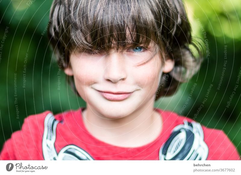 lieblingsmensch | charmebolzen Coolness frech lange Haare Farbfoto Familie Nahaufnahme Porträt Kontrast Licht Tag Gesicht Kindheit Junge Sonnenlicht