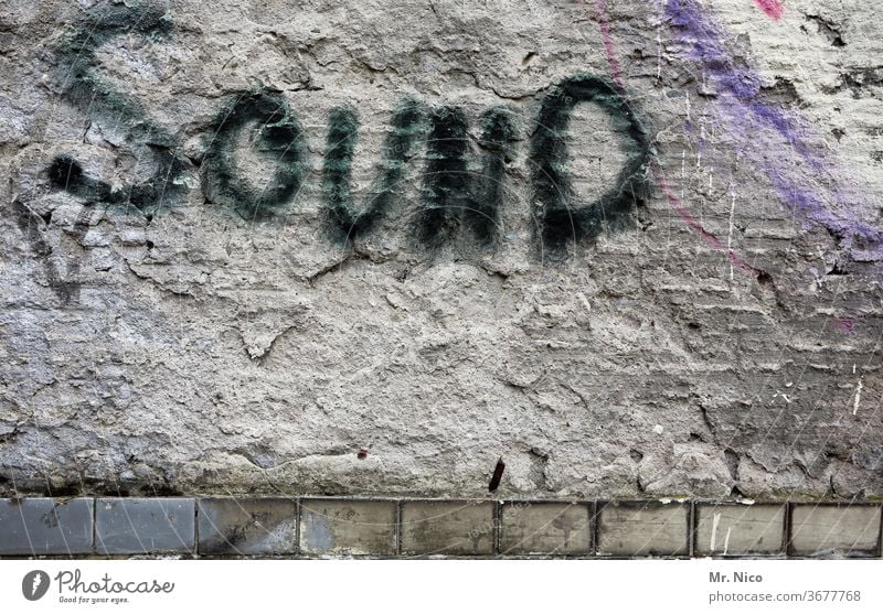 Graffiti - hören statt sehen Wand Fassade Schriftzeichen Mauer Gebäude Symbole & Metaphern Subkultur dreckig Vergänglichkeit gesprüht abstrakt Sound