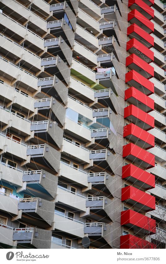 Hochhausfassade mit Balkonen rot Architektur Plattenbau Bauwerk Gebäude Stadt Fassade hoch wolkenkratzer urban Stadtteil mehrstöckig Wohnungssituation