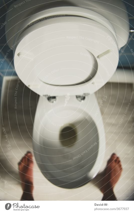 im stehen pinkeln Mann männlich typisch typisch Mann Toilette urinieren Klo verboten Toilettendeckel stehend Harndrang volle Blase auf toilette benutzen Bad