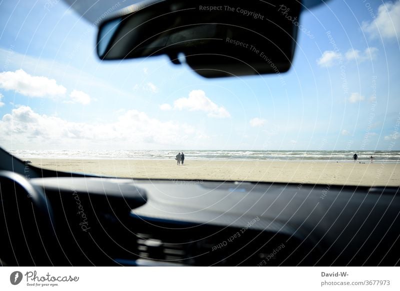 Blick aufs Meer - durch die Windschutzscheibe eines Autos am Autostrand Strand Umwelt Klimawandel Strandleben Ozean Tourismus Urlaub Urlauber