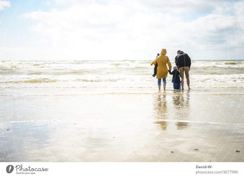 Famile macht Urlaub am Meer Familie Ozean Familienausflug Familienzeit Eltern Kinder Mutter Vater Zusammensein gemeinsam Freude Begeisterung