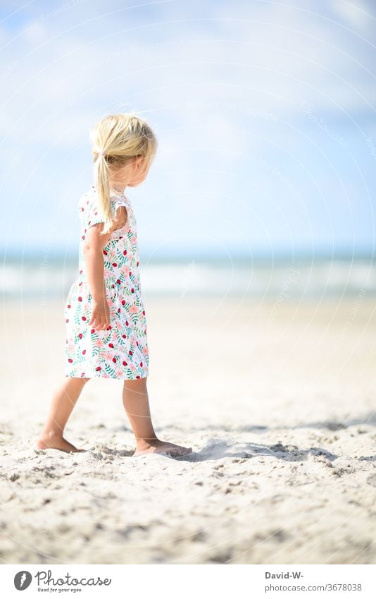 ein junges Mädchen geht bei bestem Wetter am Strand spazieren Kind Spaziergang Urlaub Ferien & Urlaub & Reisen Außenaufnahme Farbfoto Meer wandern Erholung