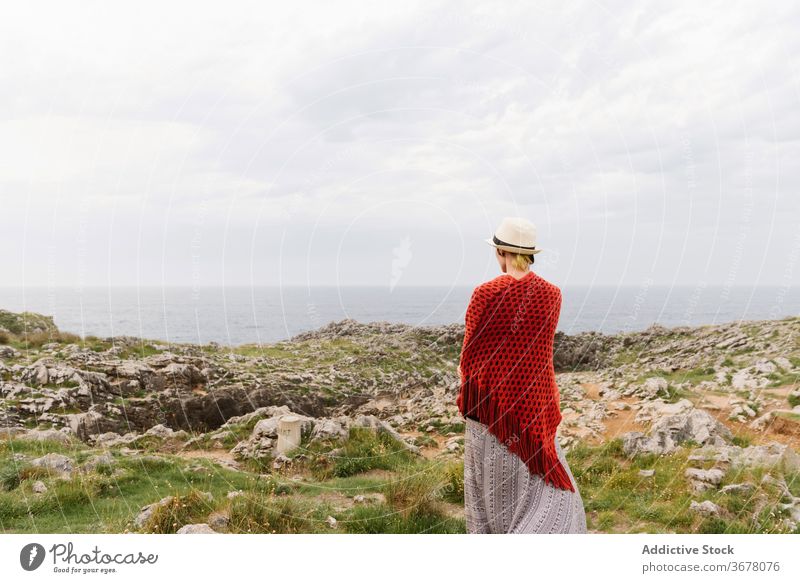 Stilvolle Frau steht in der Nähe von Klippe auf Meer Küste reisen felsig Natur erkunden Spanien Asturien Abenteuer Fernweh trendy Windstille allein wild