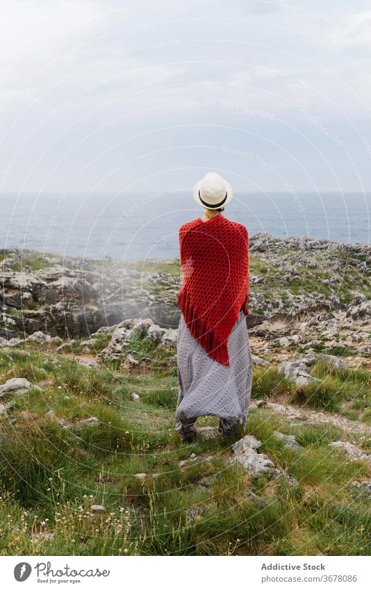 Reisende Frau genießt Meereslandschaft in der Nähe Geysir Küste MEER reisen genießen bewundern Natur Freiheit sich[Akk] entspannen Narren von Arenillas Spanien