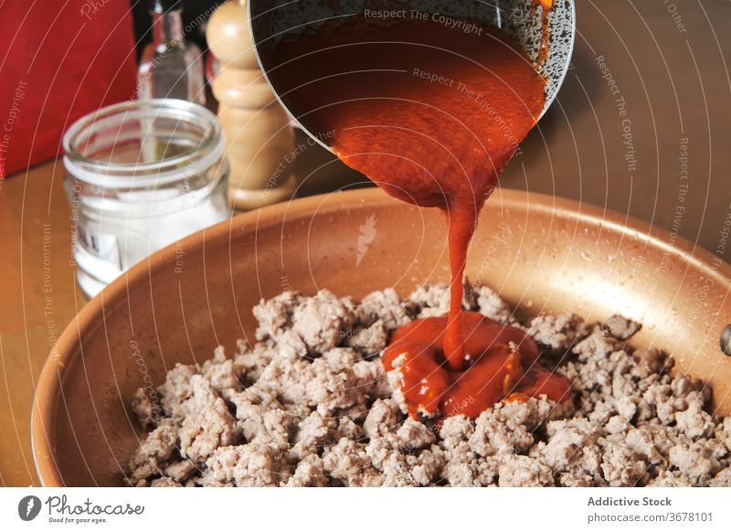 Sauce in die Pfanne mit dem Hackfleisch geben und kochen Bolognese Saucen hinzufügen Tomate Fleisch Bestandteil eingießen vorbereiten zerkleinern Koch gebraten