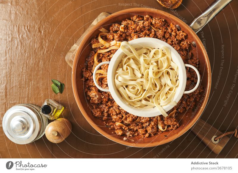 Pasta und Bolognesesauce auf dem Tisch Spätzle Saucen Lebensmittel vorbereiten Koch Pfanne Küche kulinarisch Bestandteil Mahlzeit Rezept Fleisch natürlich
