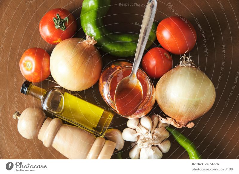 Frische Zutaten für hausgemachte Sauce Bolognese Saucen Bestandteil vorbereiten Paprika Knoblauch Tomate Zwiebel Erdöl Lebensmittel Gemüse organisch Gewürz